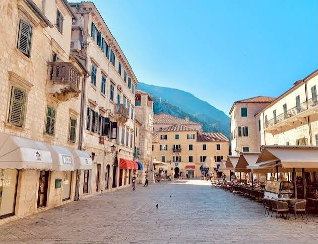 International Shipping from Singapore to Montenegro